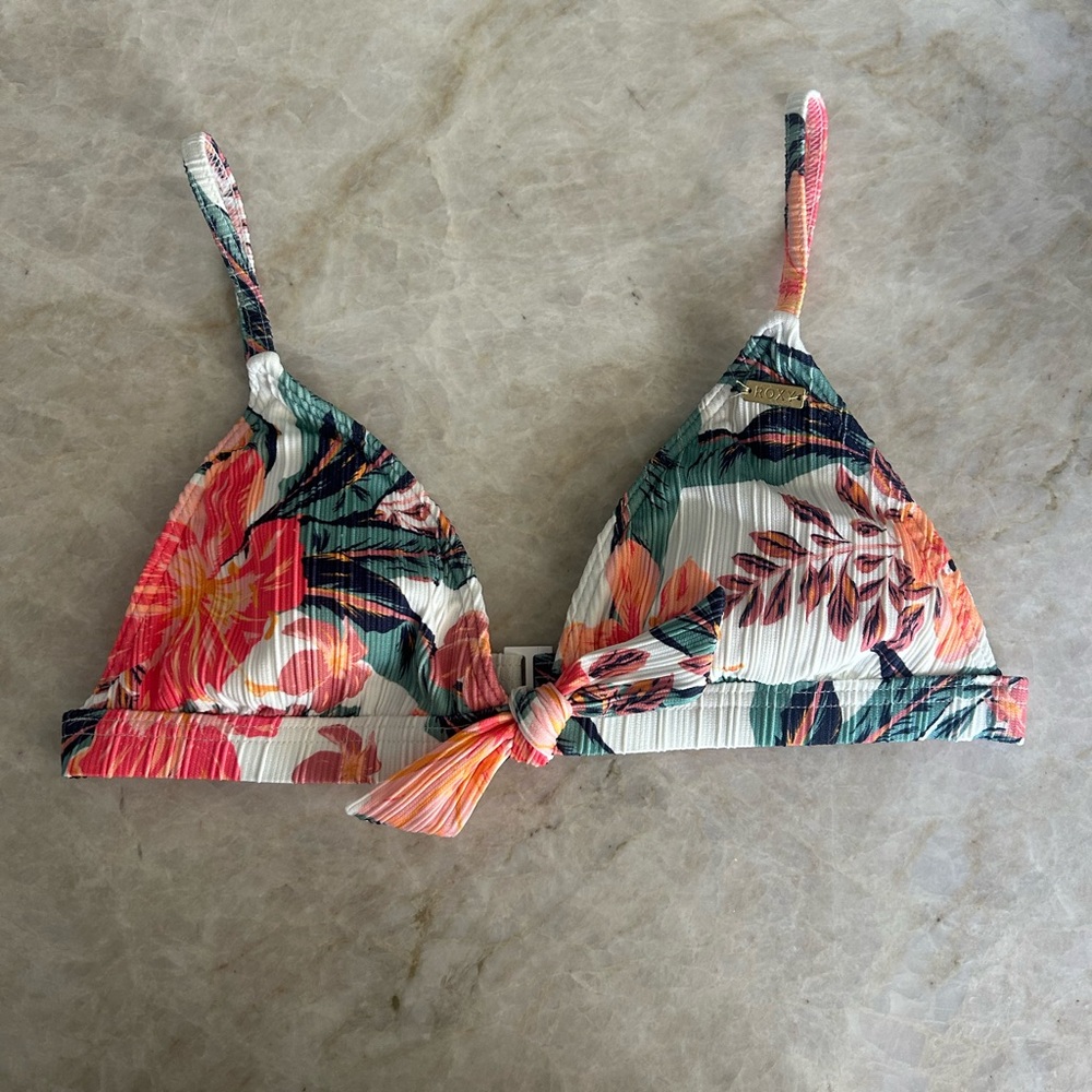 Tropical Roxy floral bikini top!🌸